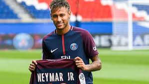 Schreiende Nasen Fans erhalten Neymar Trikots